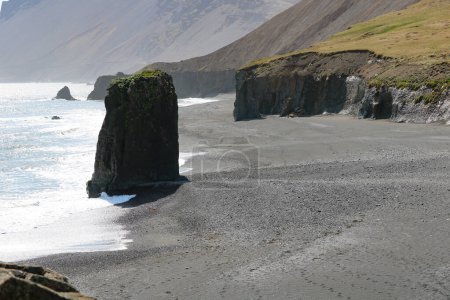Téléchargez les photos : Panorama de Laekjavik plage roche formation mer pile sable noir océan atlantique côte tour est fjords Islande Europe - en image libre de droit