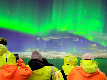 Foto de Vista panorámica a la Aurora boreal desde el barco en Islandia - Imagen libre de derechos