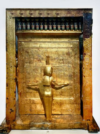 Foto de Cairo, Egipto - 15 de julio de 2023: Sarcófago dorado del faraón egipcio Tutenkhamen, c1325 a.C.. - Imagen libre de derechos
