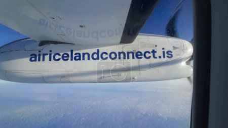 Foto de Nuuk, Groenlandia - 2 de julio de 2023: hélice de un avión de tierra de hielo aéreo con dirección de Internet en detalle mientras vuela. - Imagen libre de derechos