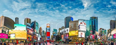 Foto de NUEVA YORK, EE. UU. - 21 de octubre de 2015: la gente visita Times Square, que cuenta con teatros de Broadway y un gran número de carteles led, es un símbolo de la ciudad de Nueva York y los Estados Unidos
. - Imagen libre de derechos