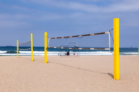 Téléchargez les photos : Redondo Beach, États-Unis - 9 juin 2012 : Poste de volley-ball sur la plage en bleu - en image libre de droit