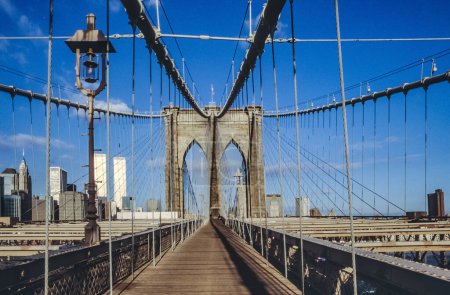 Téléchargez les photos : New York, États-Unis - 9 septembre 1996 : vue du pont de Brooklyn à l'horizon de New York avec des tours jumelles. - en image libre de droit