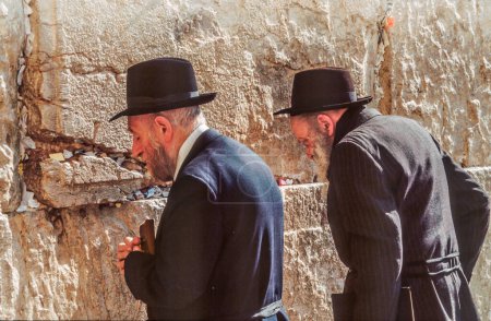 Foto de Jerusalén, Israel - 1 de enero de 1995: El judío ortodoxo reza en el Muro Occidental en Jerusalén, Israel. La anexión israelí de Jerusalén Este en 1967, incluyendo la Ciudad Vieja, nunca fue reconocida internacionalmente. - Imagen libre de derechos