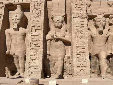 Foto de Karnak, Egipto - 15 de julio de 2023: la gente visita el complejo de templos de Karnak en Egipto. - Imagen libre de derechos