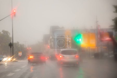 Foto de Vista limitada desde el coche bajo fuertes lluvias y tormentas desde el punto de vista de los conductores como símbolo de tráfico que conduce con mal tiempo - Imagen libre de derechos