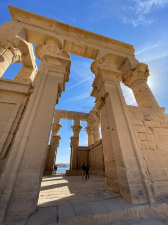 Téléchargez les photos : Un temple hypéthral du kiosque de Trajan de l'intérieur, situé sur l'île d'Agilkia dans le sud de l'Egypte, philae tempel in assuan - en image libre de droit
