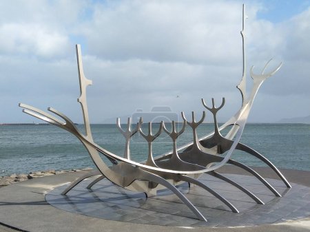 Téléchargez les photos : Sculpture du Sun Voyager, le port, Reykjavik, Islande, Régions polaires - en image libre de droit
