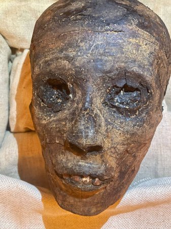 Foto de El Cairo, Egipto - 15 de julio de 2023: cara de Munnie del rey y faraón Tutankhamon, El Cairo. - Imagen libre de derechos