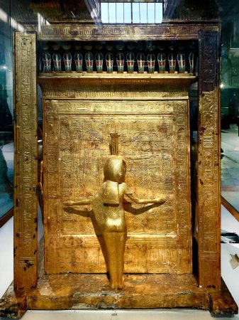 Foto de Cairo, Egipto - 15 de julio de 2023: Sarcófago dorado del faraón egipcio Tutenkhamen, c1325 a.C.. - Imagen libre de derechos