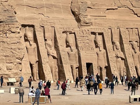 Foto de Karnak, Egipto - 15 de julio de 2023: la gente visita el complejo de templos de Karnak en Egipto. - Imagen libre de derechos