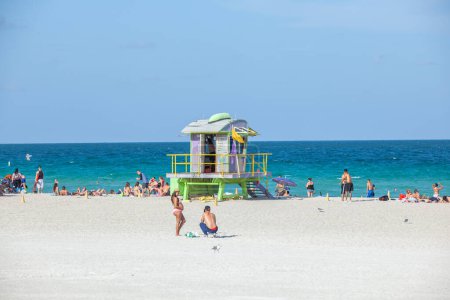 Foto de Miami, EE.UU. - 23 de agosto de 2014: la gente en South Beach disfruta del sol en la torre de salvavidas art deco en South Beach en Miami, EE.UU.. - Imagen libre de derechos