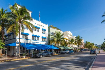 Foto de Miami, EE.UU. - 20 de agosto de 2014: fachada del hotel art deco Pelican con palmeras en el paseo marítimo, al sur de la playa, Miami. - Imagen libre de derechos