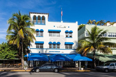 Foto de Miami, EE.UU. - 20 de agosto de 2014: fachada del hotel art deco Pelican con palmeras en el paseo marítimo, al sur de la playa, Miami. - Imagen libre de derechos
