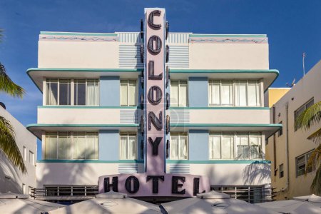 Téléchargez les photos : MIAMI, États-Unis - 20 AOÛT 2014 : L'hôtel Colony situé au 736 Ocean Drive et construit dans les années 1930 est l'hôtel le plus photographié de South Beach à Miami, États-Unis
. - en image libre de droit