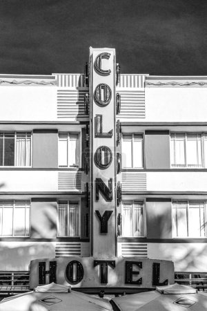 Téléchargez les photos : MIAMI, États-Unis - 20 AOÛT 2014 : L'hôtel Colony situé au 736 Ocean Drive et construit dans les années 1930 est l'hôtel le plus photographié de South Beach à Miami, États-Unis
. - en image libre de droit