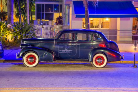 Foto de Miami, Estados Unidos - 19 de agosto de 2014: clásicos parques Oldsmobile frente al Hotel Park Central en Miami, Estados Unidos. Construido en 1937, The Park Central es conocido como la joya azul de Ocean Drive. - Imagen libre de derechos