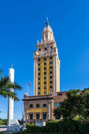 Téléchargez les photos : MIAMI, USA - 19 AOÛT 2014 : façade du Miami Museum of Art and Design à Miami, USA. Depuis 2005, la Freedom Tower sert de lieu phare pour des expositions de premier plan
. - en image libre de droit