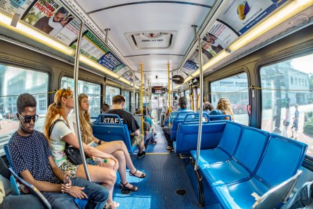 Foto de Miami, Estados Unidos - 18 de agosto de 2014: personas en el autobús Metro del centro de Miami, Estados Unidos. Metrobus opera más de 90 rutas con cerca de 1.000 autobuses que cubren 41 millones de millas por año. - Imagen libre de derechos