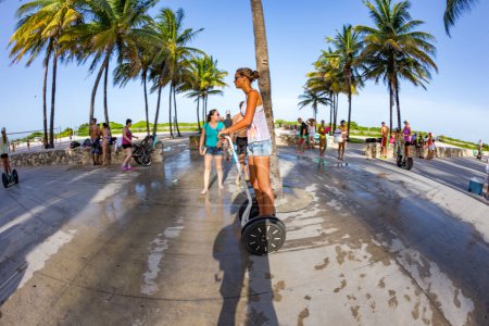 Foto de Miami, Estados Unidos - 18 de agosto de 2014: Personas en el parque junto al mar ar Ocean street en Miami, Estados Unidos. Miami Beach es un destino popular entre los turistas, que aumenta durante el invierno. - Imagen libre de derechos