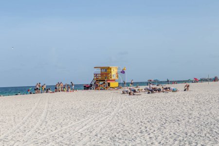Foto de MIAMI, Estados Unidos - 18 de agosto de 2014: Gente en la orilla del mar en Miami, Estados Unidos. Miami Beach es un destino popular entre los turistas, que aumenta durante el invierno
. - Imagen libre de derechos