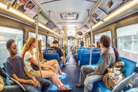 Foto de MIAMI, USA - 18 AGO 2014: personas en el autobús Metro del centro de Miami, USA. Metrobus opera más de 90 rutas con cerca de 1.000 autobuses que cubren 41 millones de millas por año
. - Imagen libre de derechos