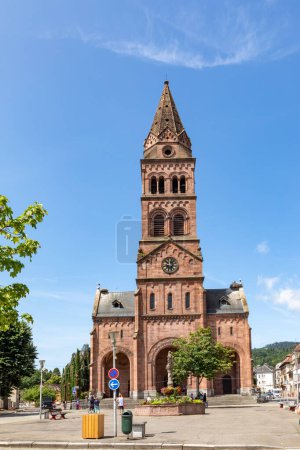 Foto de Munster, Francia - 21 de junio de 2023: La imponente iglesia protestante del siglo XIX en la comuna de Munster, Francia, en el departamento de Haut-Rhin en Grand Est en el noreste de Francia. - Imagen libre de derechos