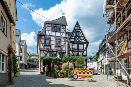 Foto de Montabaur, Alemania - 15 de junio de 2023: la gente disfruta visitando el casco antiguo de Montabaur con edificios de madera de los siglos XVI y XVII cuidadosamente restaurados.. - Imagen libre de derechos