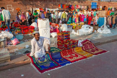Téléchargez les photos : New Delhi, Inde - 17 novembre 2011 : Des gens à Meena Bazaar dans la région de Chandni Chowk vendant des marchandises sur le vieux marché en plein air en Inde. - en image libre de droit