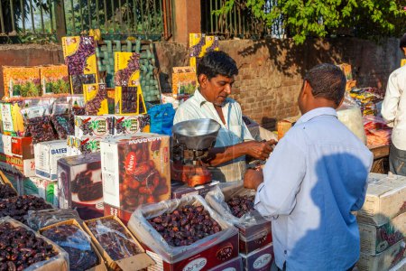Téléchargez les photos : New Delhi, Inde - 17 novembre 2011 : Des gens à Meena Bazaar dans la région de Chandni Chowk vendant des marchandises sur le vieux marché en plein air en Inde. - en image libre de droit