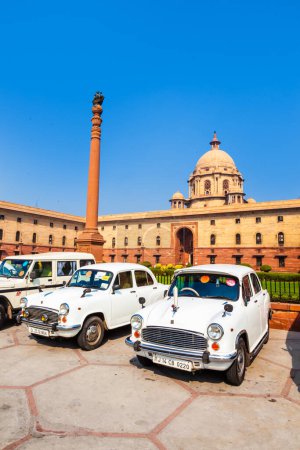 Foto de Delhi, India - 17 de noviembre de 2011: automóvil AMBASSADOR frente al parlamento indio. la réplica del modelo Morris Oxforf sigue siendo producido por HINDUSTAN MOTORS y estándar para los políticos. - Imagen libre de derechos