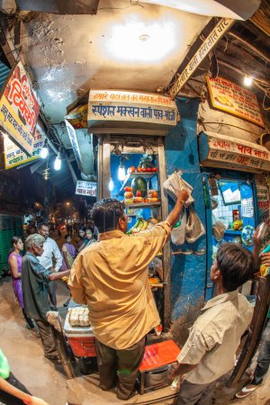 Téléchargez les photos : New Delhi, Inde - 10 novembre 2011 : étal de nourriture la nuit à Chandni Chowk. Le Chandni Chowk est l'un des marchés les plus anciens et les plus fréquentés du Vieux Delhi, en Inde.. - en image libre de droit