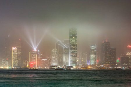 Foto de Kowloon, Hong Kong - 5 de enero de 2010: Hong Kong famoso espectáculo de harber láser visto desde el puerto de Kowloon en Kowloon, Hong Kong. - Imagen libre de derechos