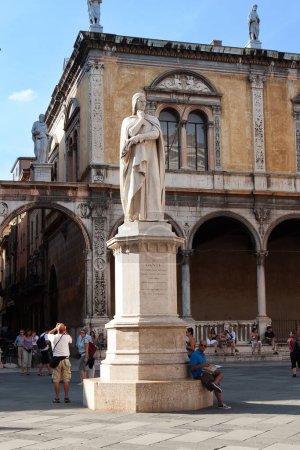 Foto de Verona, Italia - 5 de agosto de 2009: Estatua de Dante Alighieri en la plaza del mercado en Verona, Italia, - Imagen libre de derechos