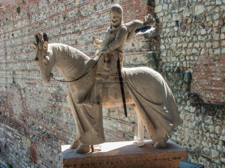 Foto de Verona, Italia - 5 de agosto de 2009: estatua de una de las personas más famosas de la historia de Verona, Cangrande della Scala, Señor de Verona desde 1308 hasta 1329. - Imagen libre de derechos