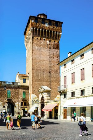 Foto de Vicenza, Italia - 4 de agosto de 2009: La gente camina por el lugar frente a la antigua torre de vigilancia Torre di Castello en Vicenza, Italia. - Imagen libre de derechos