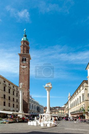 Téléchargez les photos : VICENZA, ITALIE - 4 AOÛT 2009 : les gens marchent le long de la Piazza del Signori à Vicence, Italie. Le torre a été construit par le célèbre architecte Andrea Palladio
. - en image libre de droit