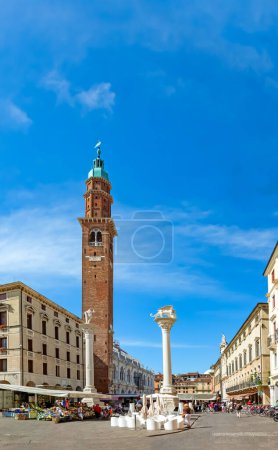 Téléchargez les photos : VICENZA, ITALIE - 4 AOÛT 2009 : les gens marchent le long de la Piazza del Signori à Vicence, Italie. Le torre a été construit par le célèbre architecte Andrea Palladio
. - en image libre de droit