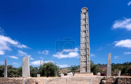 Foto de El obelisco en Axum, Etiopía bajo un cielo azul claro - Imagen libre de derechos