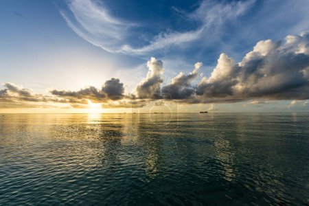 Foto de Fondo escénico de olas suaves en el mar con paisaje nublado - Imagen libre de derechos