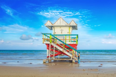Foto de Torre de vigilancia de la vida escénica en la playa del sur en Miami Beach en la unidad del océano, Miami, EE.UU. - Imagen libre de derechos