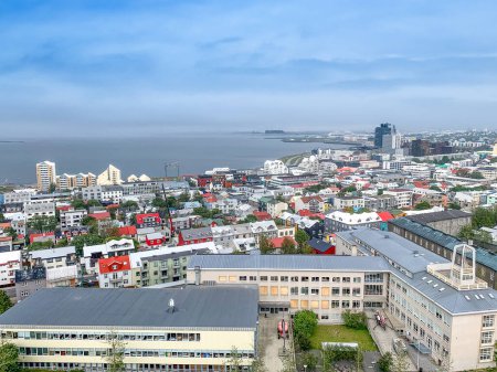 Téléchargez les photos : Antenne de Reykjavik, Islande avec ciel bleu et nuageux - en image libre de droit