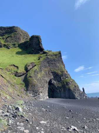 Foto de Las columnas de basalto en Reynisfjara, la famosa playa negra en Islandia, cerca de Vik i Myrdal, forman un patrón de fondo geométrico perfecto - Imagen libre de derechos