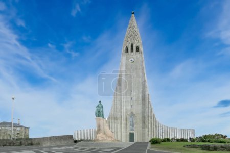 Téléchargez les photos : Moderne église Hallgrimskirkja dans le centre de Reykjaivk, Islande - en image libre de droit