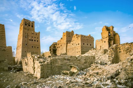 Téléchargez les photos : Abandonnée ville historique de Marib dans le sud du Yémen avec litière - en image libre de droit