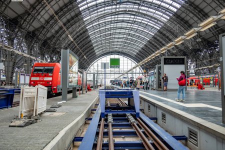 Téléchargez les photos : Francfort, Allemagne - 2 août 2023 : vue sur la gare centrale historique de Francfort avec les personnes qui attendent le train. - en image libre de droit