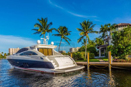 Foto de FORT LAUDERDALE, Estados Unidos - 20 AGO 2014: Barcos en casas frente al mar en Fort Lauderdale. Hay 165 millas de vías fluviales dentro de los límites de la ciudad
. - Imagen libre de derechos