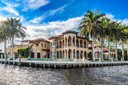 Foto de FORT LAUDERDALE, EE.UU. - 20 AGO 2014: Casas frente al mar en Fort Lauderdale con palmeras. Hay 165 millas de vías fluviales dentro de los límites de la ciudad. - Imagen libre de derechos