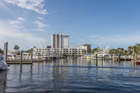 Foto de Fort Lauderdale, EE.UU. - 20 de agosto de 2014: Lujoso muelle y puerto frente al mar en Fort Lauderdale, EE.UU. Hay 165 millas de vías fluviales dentro de los límites de la ciudad y 9,8 por ciento de la ciudad está cubierta por agua. - Imagen libre de derechos