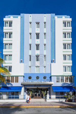 Foto de Miami, EE.UU. - 20 de agosto de 2014: fachada del hotel art deco central en Ocean Drive, South Beach, Miami. - Imagen libre de derechos